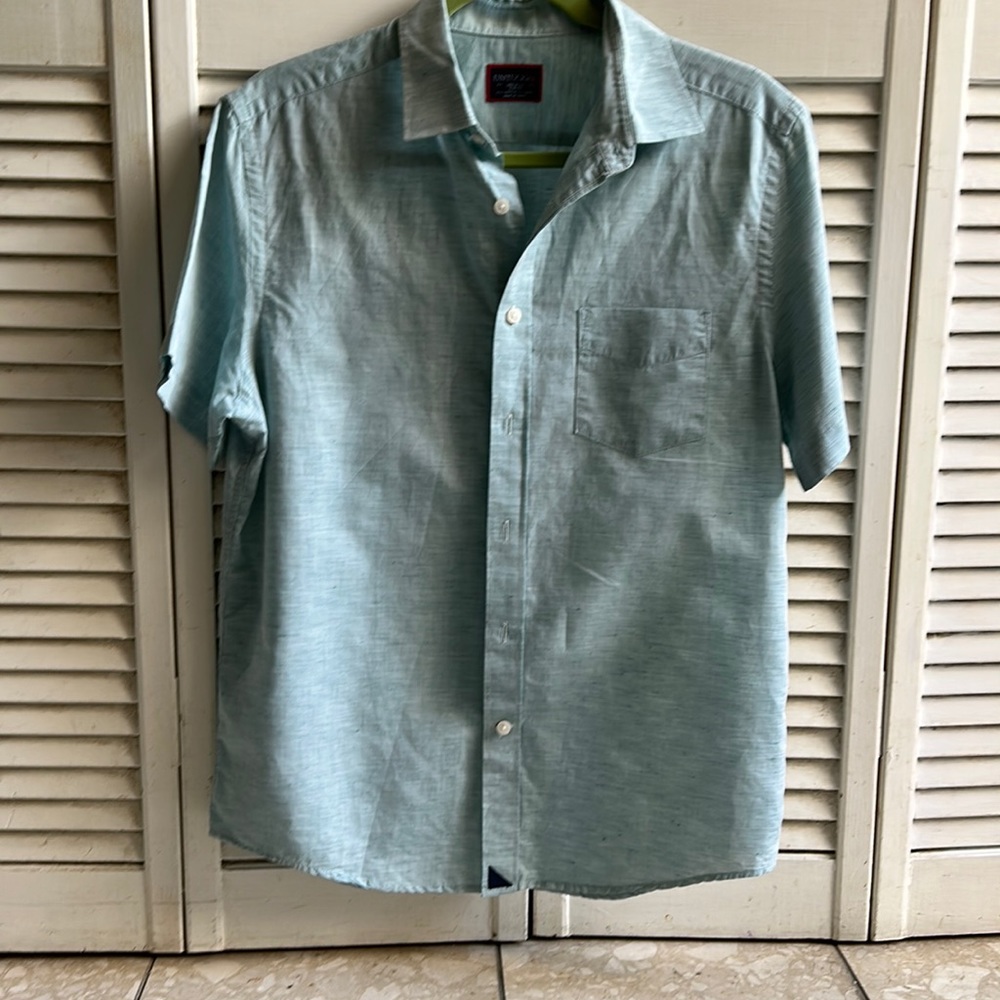 UNTUCKit brand men’s short sleeve shirt. M Slim fit.